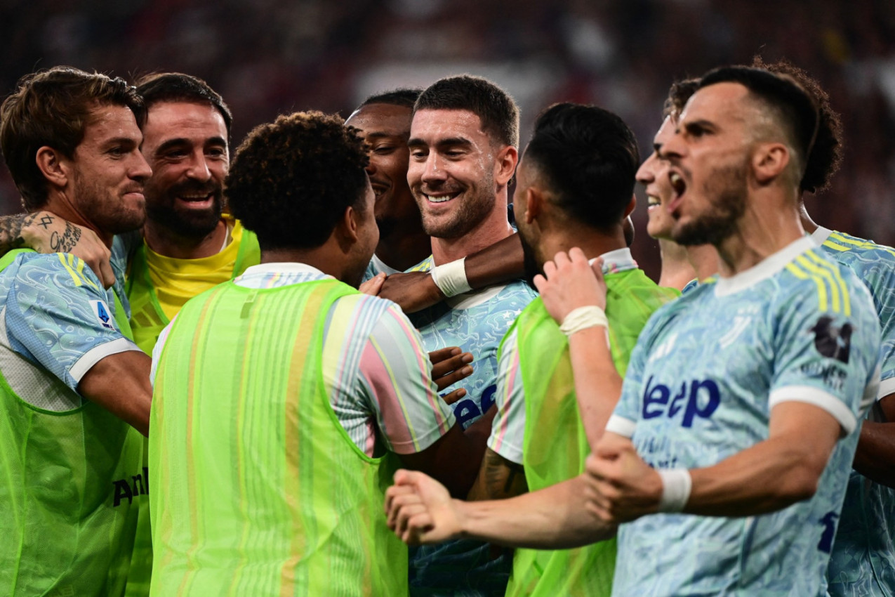 JUVENTUS DIKTIRA MODU: Italijani NOVOM garniturom dresova oduševili svet - u ovome su sigurno BROJ JEDAN! (FOTO) JUVENTUS DIKTIRA MODU: Italijani NOVOM garniturom dresova oduševili svet - u ovome su sigurno BROJ JEDAN! (FOTO)