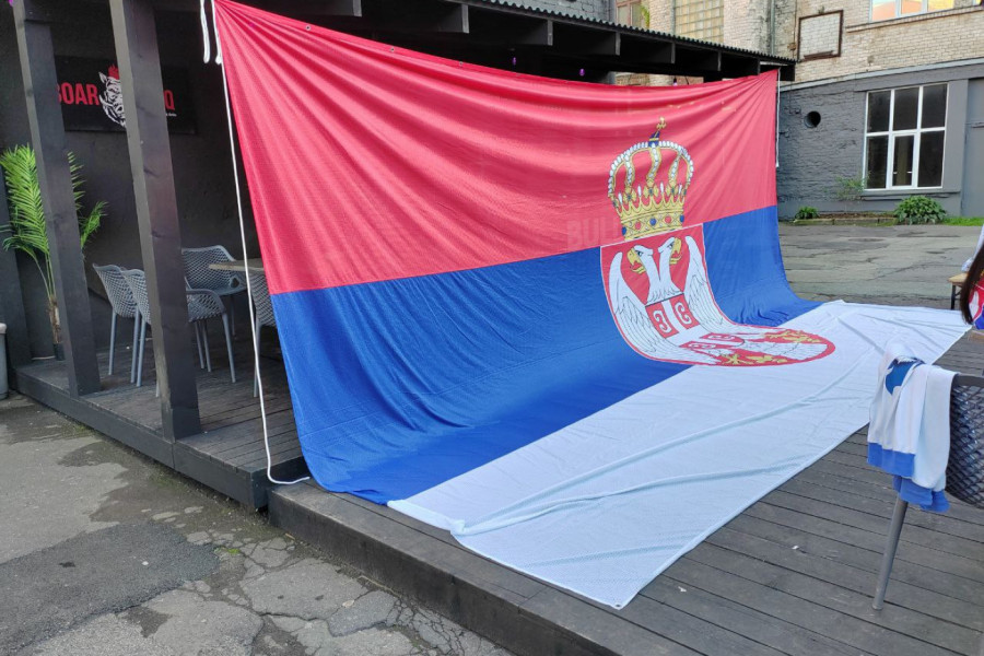 ZASTAVE I ŠAJKAČE: Srbi okupirali Rigu - letonska prestonica u crveno-plavo-belim bojama! (FOTO GALERIJA)