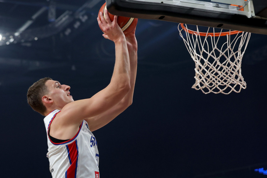 SRBIJA JE ZANEMELA: Ovo je trenutak kada se povredio Nikola Jović! (VIDEO)