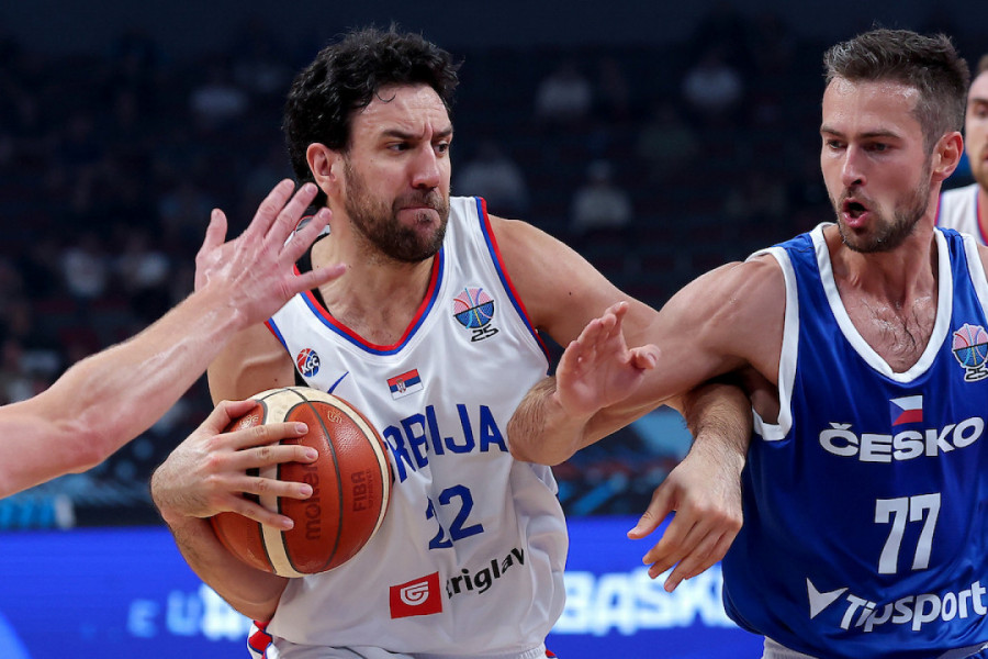 MICIĆ DOBIO UDARAC, PA SE SRUŠIO NA PARKET! Dramatična scena na Evrobasketu (VIDEO)