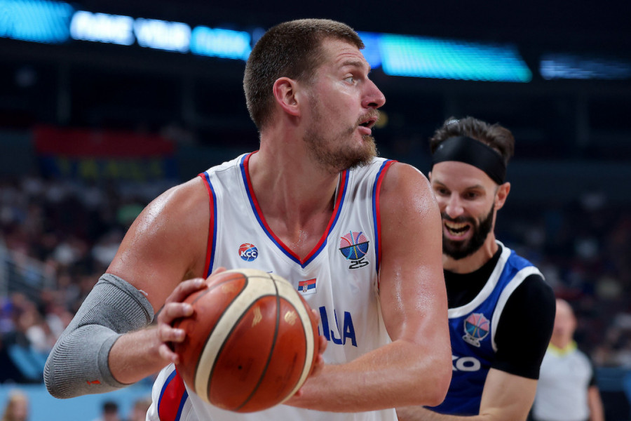 KAMERE UHVATILE NIKOLU JOKIĆA: Pogledajte ŠTA Srbin radi USRED utakmice - oglasio se i Evrobasket! (VIDEO)