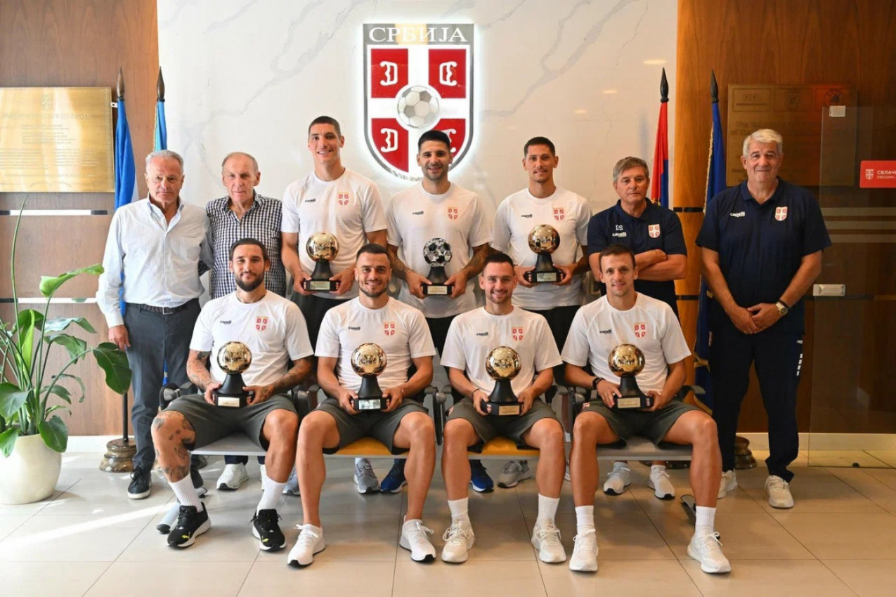 DŽAJA, PIKSI, BJEKA I DIKA DODELILI NAGRADE SRPSKIM FUDBALERIMA: Zlatne i Dijamantske lopte za ulazak u legendu! (FOTO) DŽAJA, PIKSI, BJEKA I DIKA DODELILI NAGRADE SRPSKIM FUDBALERIMA: Zlatne i Dijamantske lopte za ulazak u legendu! (FOTO)