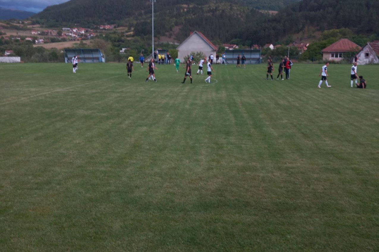 ŠEST GOLOVA, TRI CRVENA KARTONA, SEDAM ŽUTIH: Fenomenalan meč na Ušću! (FOTO-GALERIJA)