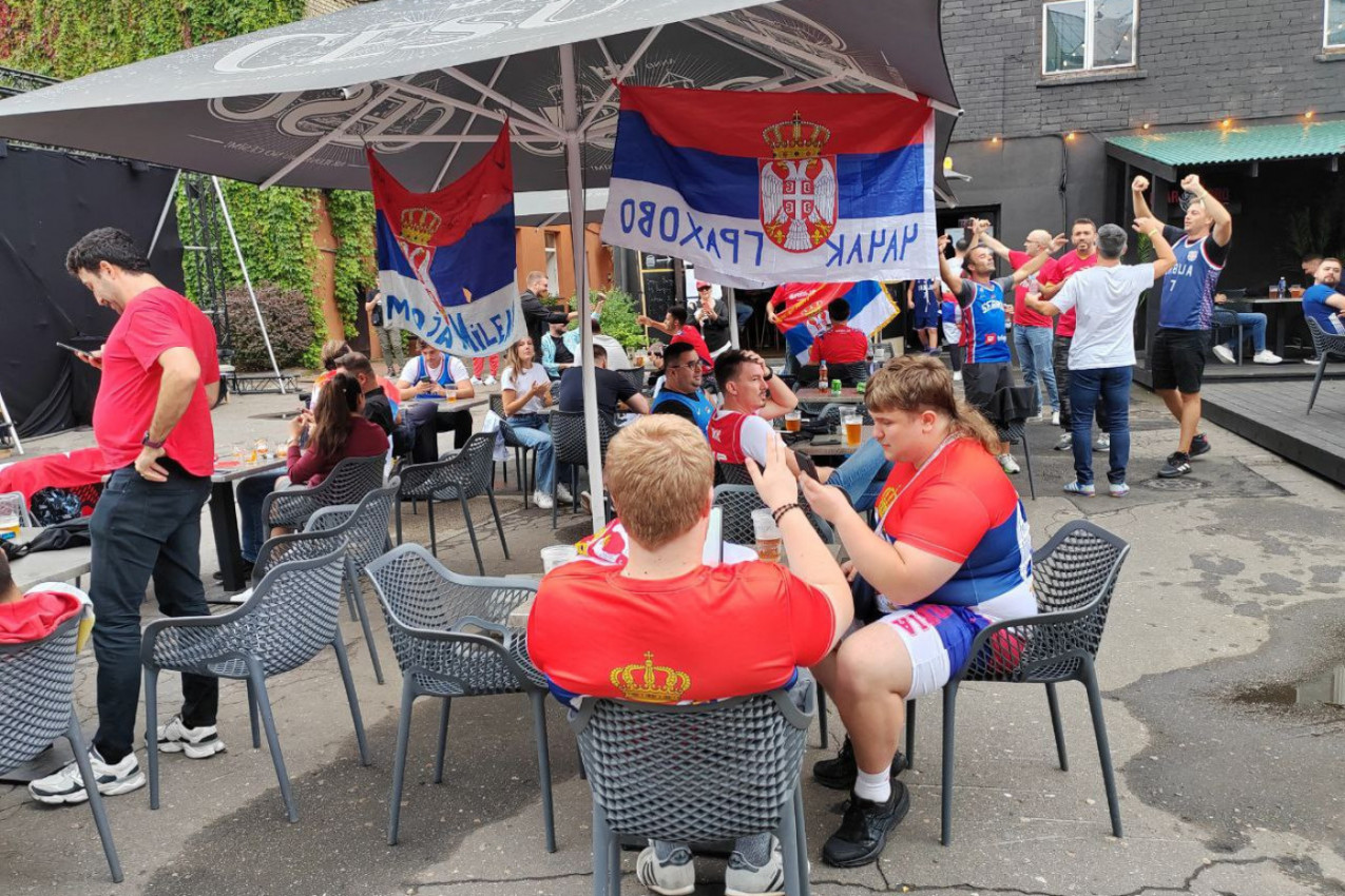 SPORTISSIMO U RIGI! NAVIJAČI SRBIJE ZAPEVALI DOBRO POZNATE PESME: "Orlovi" će zaista imati gromoglasnu podršku protiv Turske! (VIDEO) SPORTISSIMO U RIGI! NAVIJAČI SRBIJE ZAPEVALI DOBRO POZNATE PESME: "Orlovi" će zaista imati gromoglasnu podršku protiv Turske! (VIDEO)