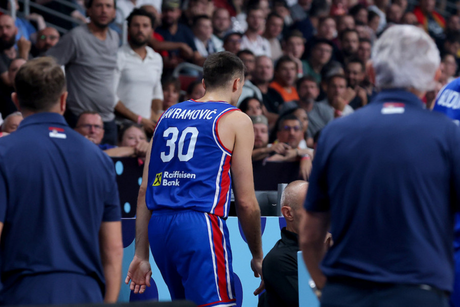 AVRAMOVIĆ DAO SVE ZA SRBIJU: Snimak sa aerodroma govori više od hiljadu reči, Aleksu i dalje muči p‬ovreda! (VIDEO)