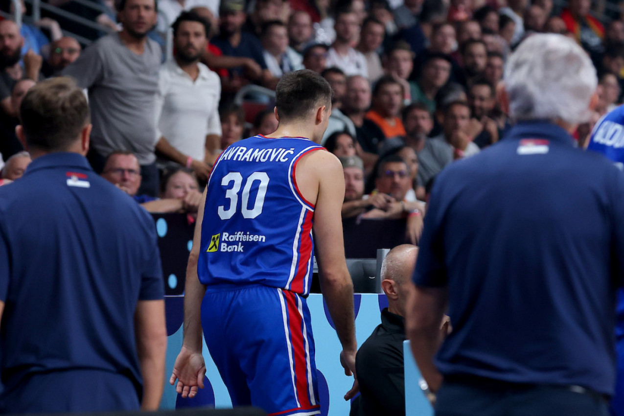 AVRAMOVIĆ DAO SVE ZA SRBIJU: Snimak sa aerodroma govori više od hiljadu reči, Aleksu i dalje muči p‬ovreda! (VIDEO)