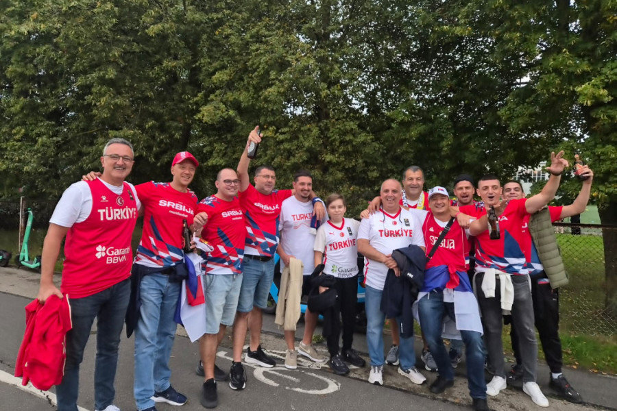 Kada Meridian vodi - Riga postaje domaći teren! Pogledajte kako su se Srbi proveli na utakmici Srbija - Turska (VIDEO)