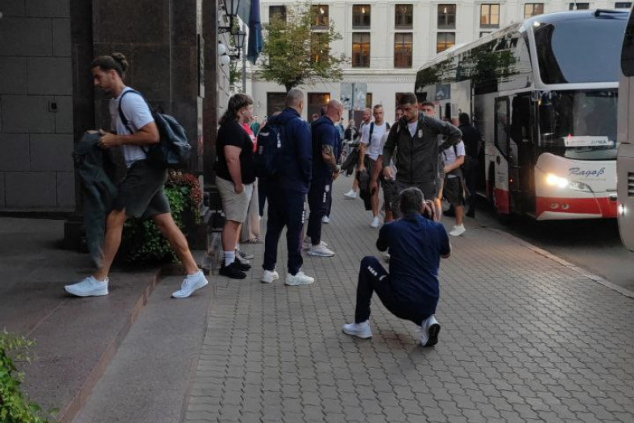 DOPUTOVALI REPREZENTATIVCI: Džajić stigao u LUKSUZNIM kolima, fudbaleri došli odmah posle predsednika! (VIDEO) DOPUTOVALI REPREZENTATIVCI: Džajić stigao u LUKSUZNIM kolima, fudbaleri došli odmah posle predsednika! (VIDEO)