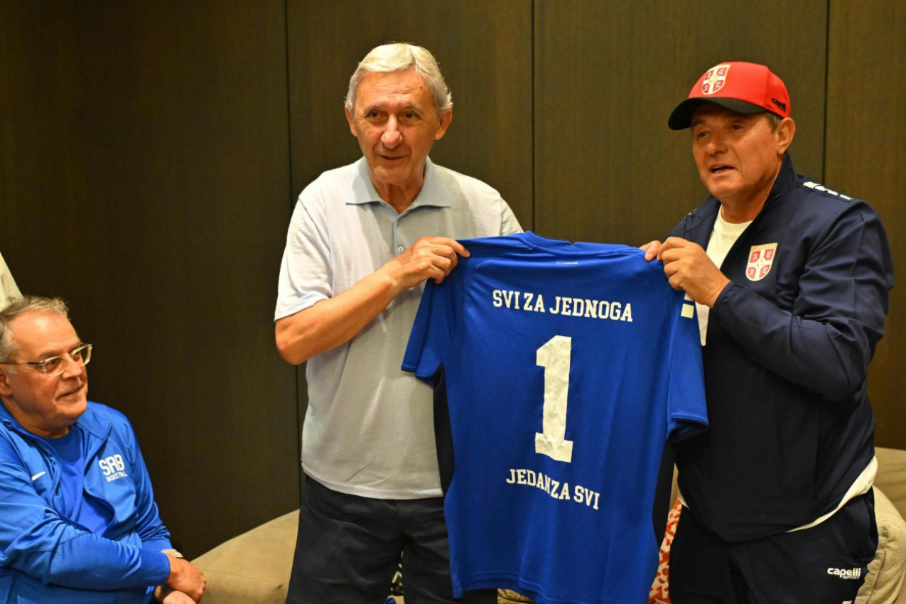 SVI ZA JEDNOGA, JEDAN ZA SVI: Pogledajte POKLONE selektora Piksija Kariju - ovo je zasmejalo celu naciju! (VIDEO) SVI ZA JEDNOGA, JEDAN ZA SVI: Pogledajte POKLONE selektora Piksija Kariju - ovo je zasmejalo celu naciju! (VIDEO)