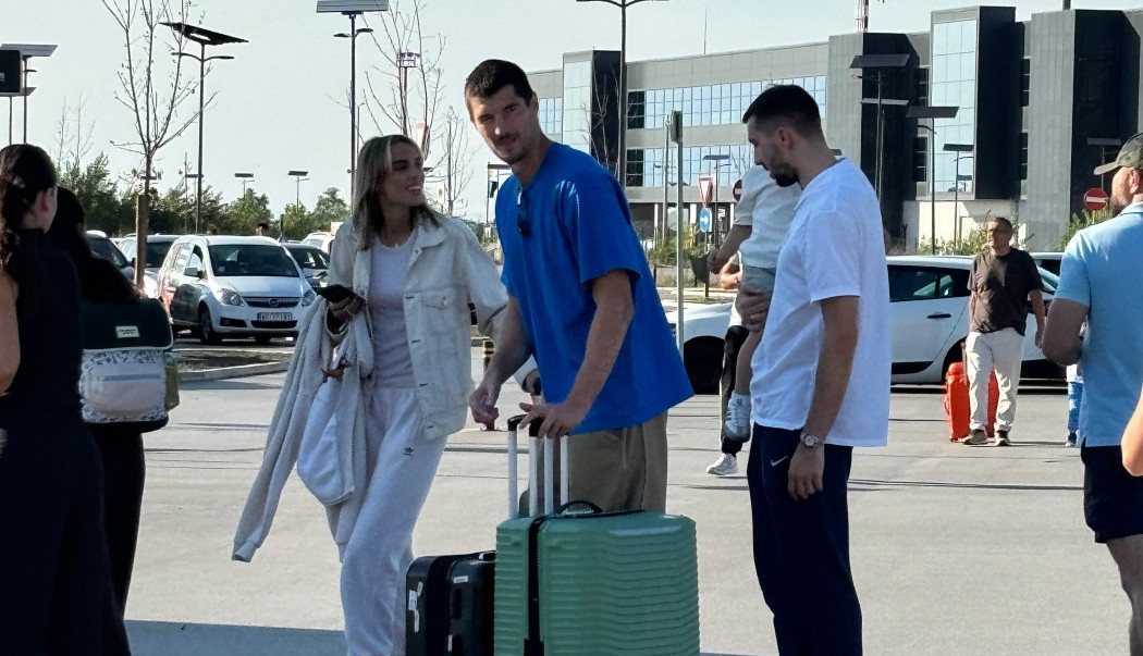 NA DOČEKU REPREZENTACIJE SRBIJE SE NAŠAO I LUKA MITROVIĆ: Srdačno se pozdravio sa doskorašnjim saigračem! (FOTO)