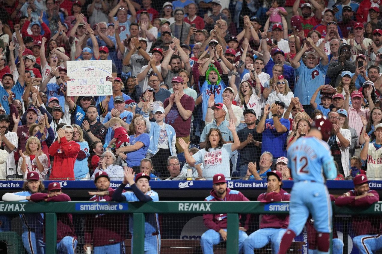 SKANDAL KOJI JE ZAPREPASTIO AMERIKU! Bahata navijačica OTELA loptu dečaku, a onda je usledio haos na tribinama! (VIDEO)