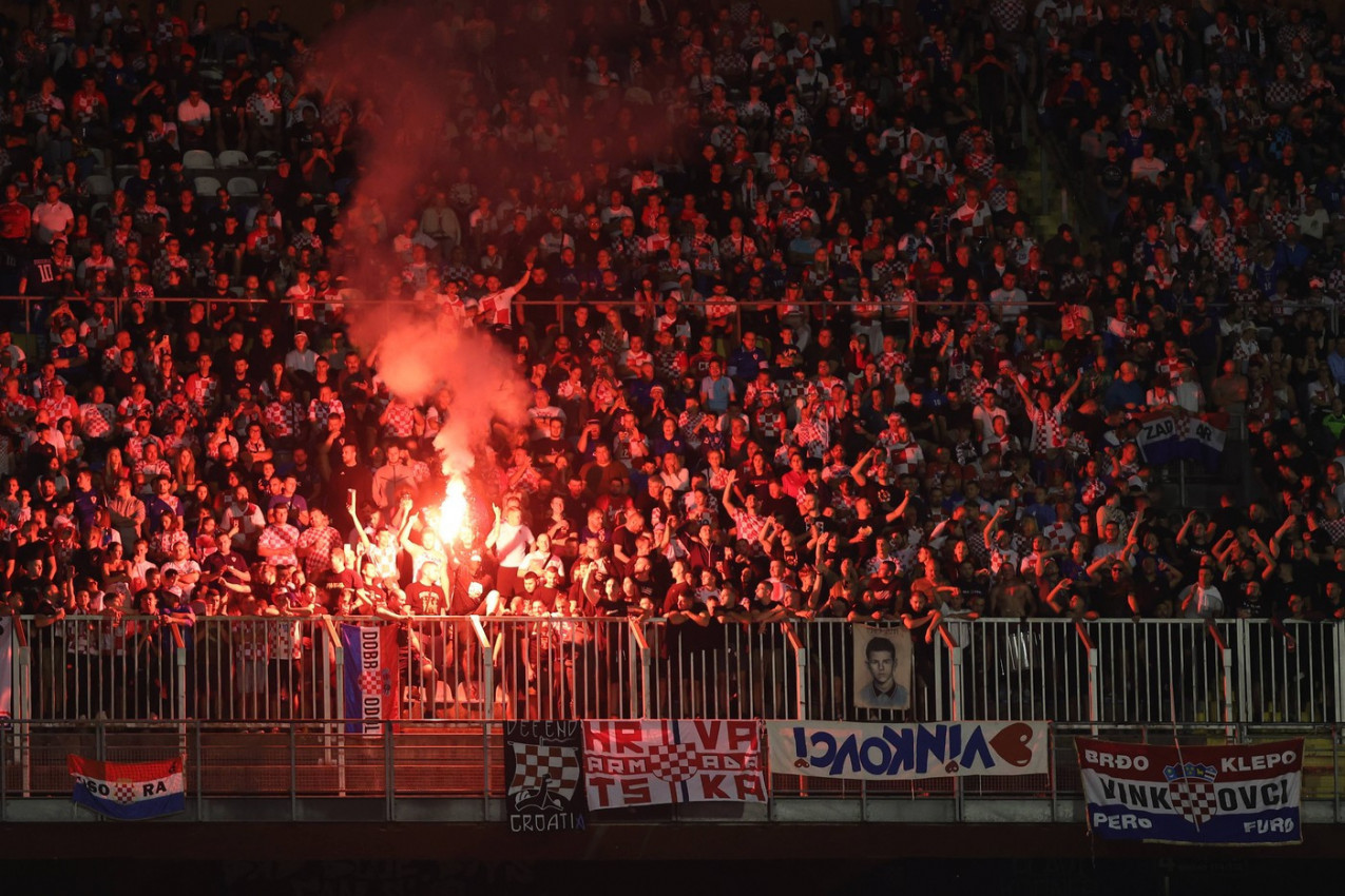 DOKLE OVO IDE? Hrvati vikali "ubij Srbina", Crnogorci se izvinjavali za rat devedesetih! (FOTO) DOKLE OVO IDE? Hrvati vikali "ubij Srbina", Crnogorci se izvinjavali za rat devedesetih! (FOTO)