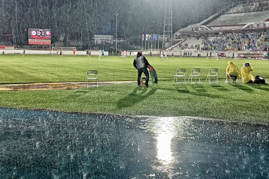 NEVREME NAPRAVILO OGROMNU ŠTETU NA STADIONU ZRINJSKOG: Klupe potpuno uništene, oštečen i gol! (FOTO)