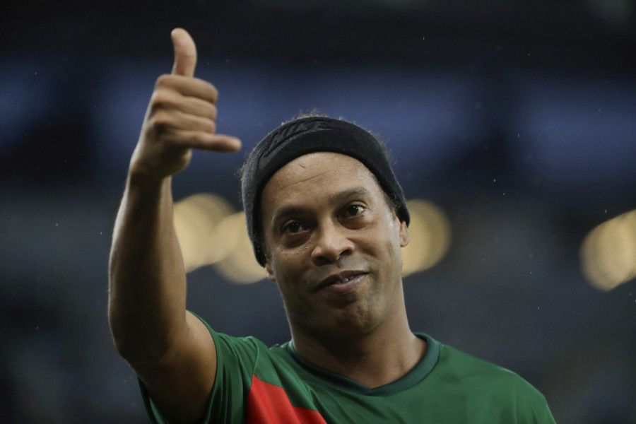 VEST DANA! Ronaldinjov sin potpisao u Engleskoj - pogledajte samo KOLIKO LIČI na slavnog oca! (FOTO)