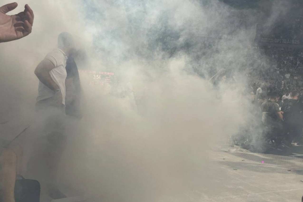 NIJE BILO BAŠ SVEJEDNO: Vatrogasci su hitno reagovali - grobari zapalili Taš! (VIDEO) NIJE BILO BAŠ SVEJEDNO: Vatrogasci su hitno reagovali - grobari zapalili Taš! (VIDEO)