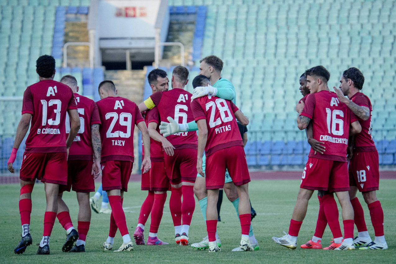 AU, ŠTA RADE BUGARI: Ovakav gol DUGO NIJE VIĐEN, pogledajte RAKETU koju je igrač poslao sa preko pola terena! (VIDEO) AU, ŠTA RADE BUGARI: Ovakav gol DUGO NIJE VIĐEN, pogledajte RAKETU koju je igrač poslao sa preko pola terena! (VIDEO)