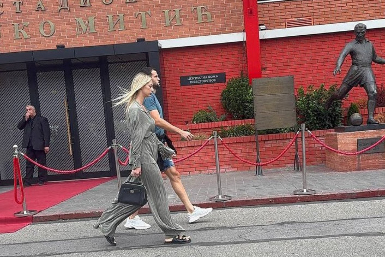 MANGUPE: Najbolji fudbaler Pančevaca stigao na Marakanu u društvu zanosne plavuše! (VIDEO) MANGUPE: Najbolji fudbaler Pančevaca stigao na Marakanu u društvu zanosne plavuše! (VIDEO)