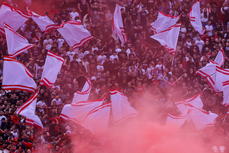 ŽURKA PODNO SEVERA: Zvezdini fudbaleri sa delijama - počelo je zagrevanje za večiti derbi! (VIDEO)