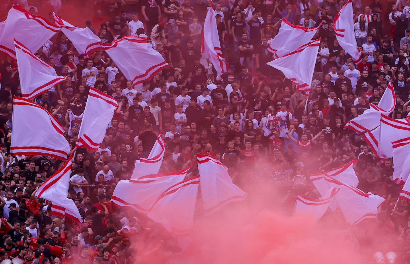 Kolona navijača Zvezde u Rumi pod pratnjom policije