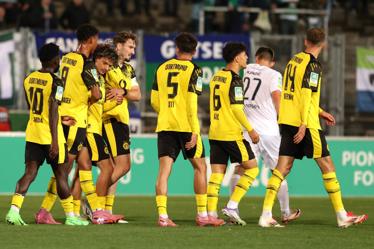 HAOS NA TERENU I KLUPI: Igrači Borusije se posvađali oko izvođenja penala, Hrvat urlao od besa! (VIDEO) HAOS NA TERENU I KLUPI: Igrači Borusije se posvađali oko izvođenja penala, Hrvat urlao od besa! (VIDEO)