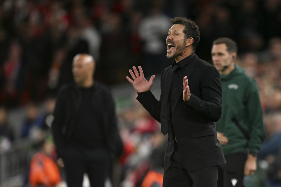 OVAKO NE SME DA SE PONAŠA FUDBALSKI TRENER: Simeone hteo da se fizički obračuna sa navijačem, pa dobio crveni karton! (VIDEO)