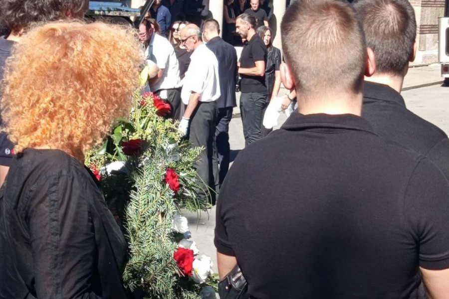 SABLASNE SCENE NA NOVOM GROBLJU: Evo ko je nosio kovčeg Dekija Milovanovića! (FOTO)
