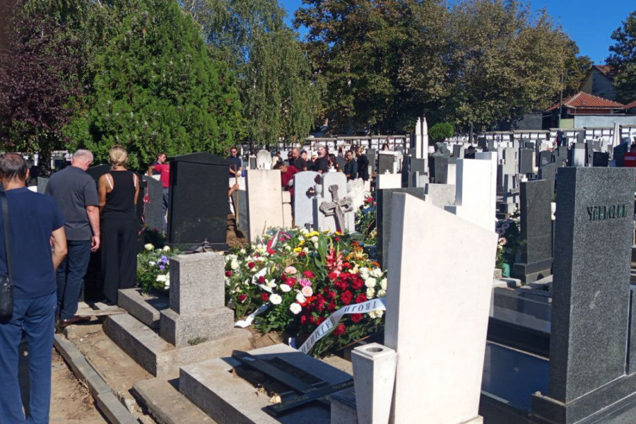 UDOVICA DEJANA MILOVANOVIĆA U ŠOKU GLEDA MUŽEV GROB: Ni sve ove dame nisu mogle da je uteše! (FOTO)