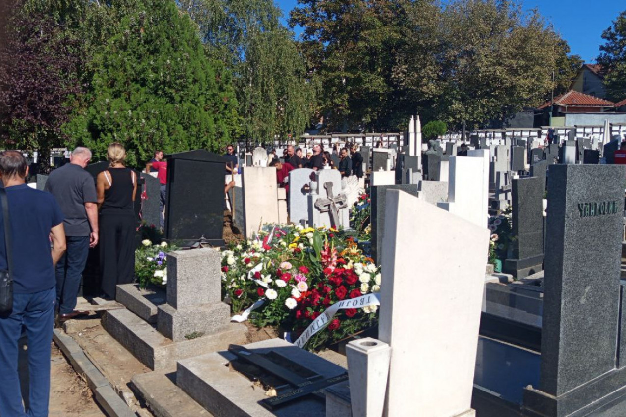 UDOVICA DEJANA MILOVANOVIĆA U ŠOKU GLEDA MUŽEV GROB: Ni sve ove dame nisu mogle da je uteše! (FOTO)