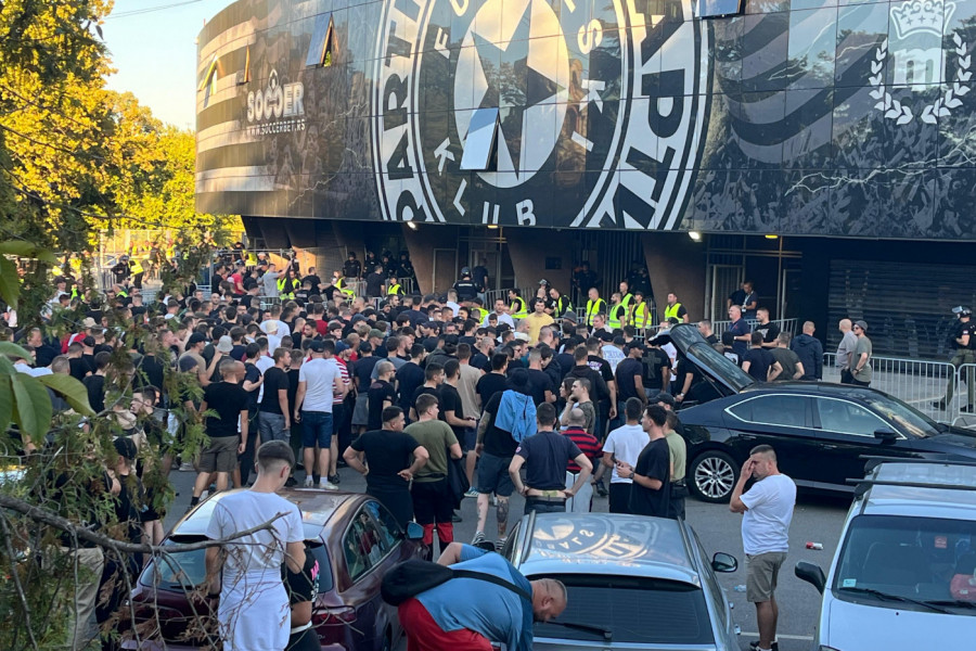VELIKA GUŽVA U HUMSKOJ: Na stadion stižu i navijači Zvezde, crveno-beli će imati gromoglasnu podršku! (VIDEO)
