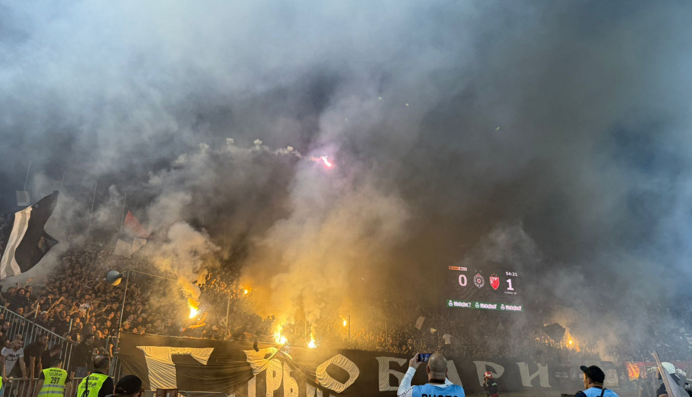 KAKVA PROVOKACIJA! Delije brutalno prozvale "grobare" - podigli transparent iza južne tribine, pa zapevali! (FOTO) KAKVA PROVOKACIJA! Delije brutalno prozvale "grobare" - podigli transparent iza južne tribine, pa zapevali! (FOTO)
