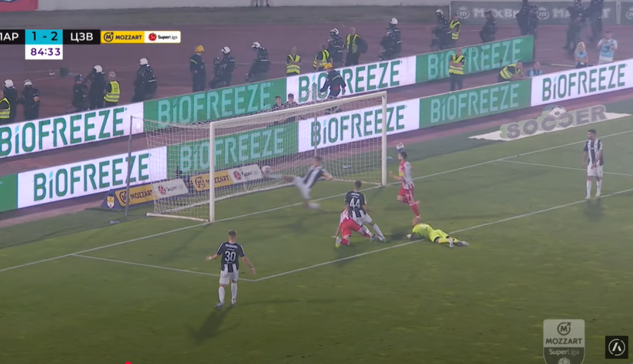 INTERVENCIJA ZA TV ŠPICE: Karabeljov maestralno skinuo loptu sa gol linije i sprečio novo slavlje Zvezde! (VIDEO)