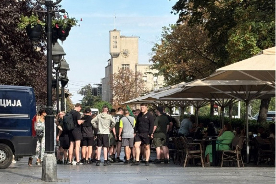 NAPETO NA TRGU REPUBLIKE. Navijači Seltika u velikom broju, tu je i policija (FOTO)