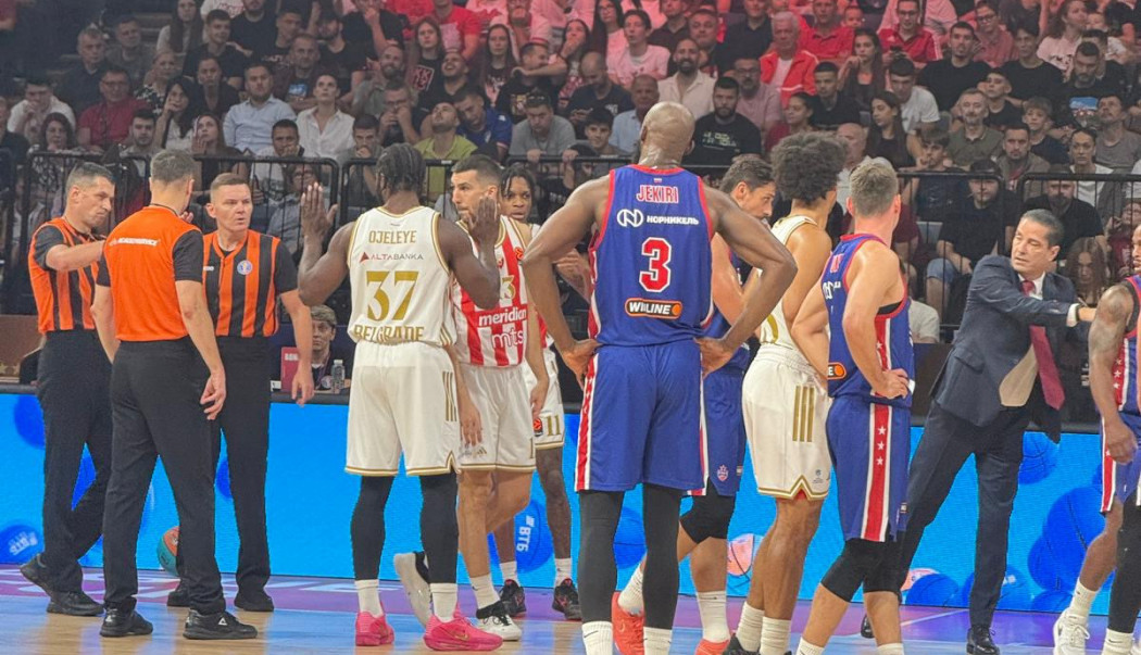 PLAVŠIĆ ŽELEO DA UZME LOPTU KOŠARKAŠU CSKA, PA NASTALA GUŽVA: Zakuvalo se na VTB superkupu, svi su potrčali da ih razdvoje! (VIDEO)