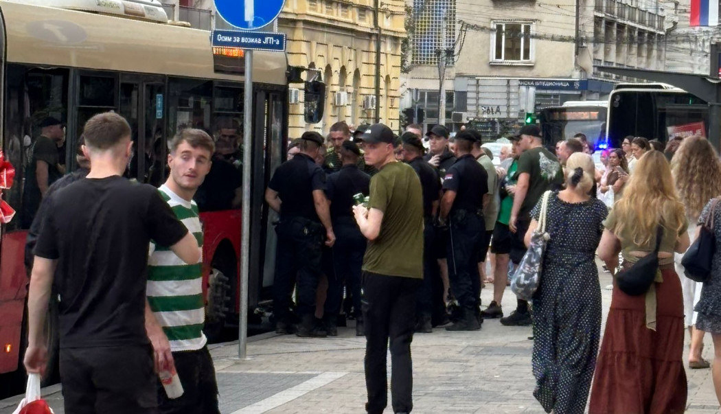 NAVIJAČI SELTIKA PRAVILI ŠOU U BEOGRADU: Tresli se autobusi od skakanja, evo zbog čega žure ka Marakani! (VIDEO)