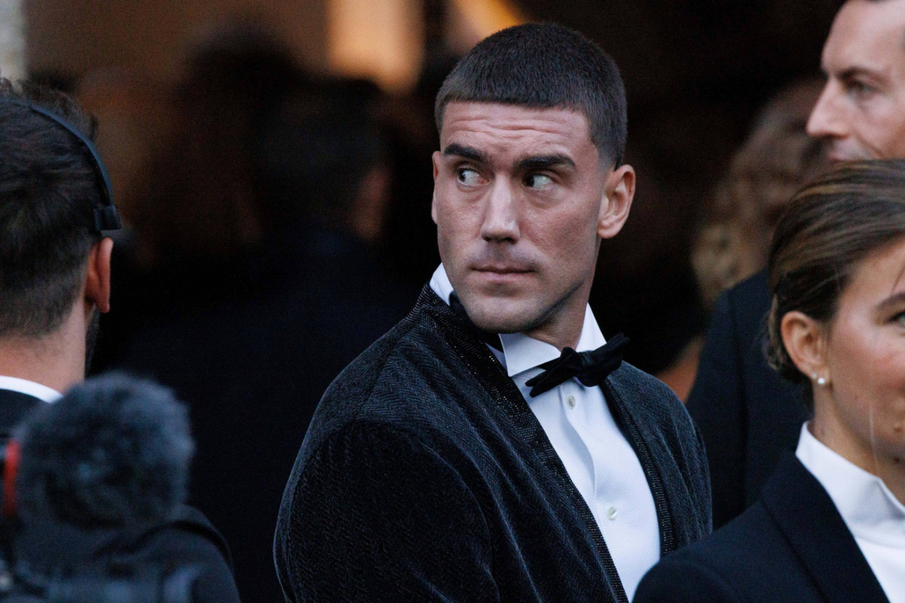 MENJA ZANIMANJE! Vlahović postao maneken (FOTO) MENJA ZANIMANJE! Vlahović postao maneken (FOTO)