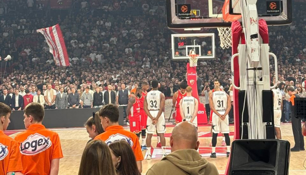MINUT ĆUTANJA U ARENI PRED POČETAK ZVEZDINOG MEČA: Navijači se oprostili od legende! (FOTO)