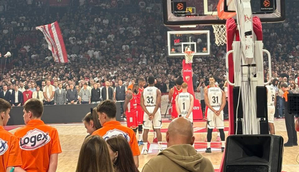 MINUT ĆUTANJA U ARENI PRED POČETAK ZVEZDINOG MEČA: Navijači se oprostili od legende! (FOTO)