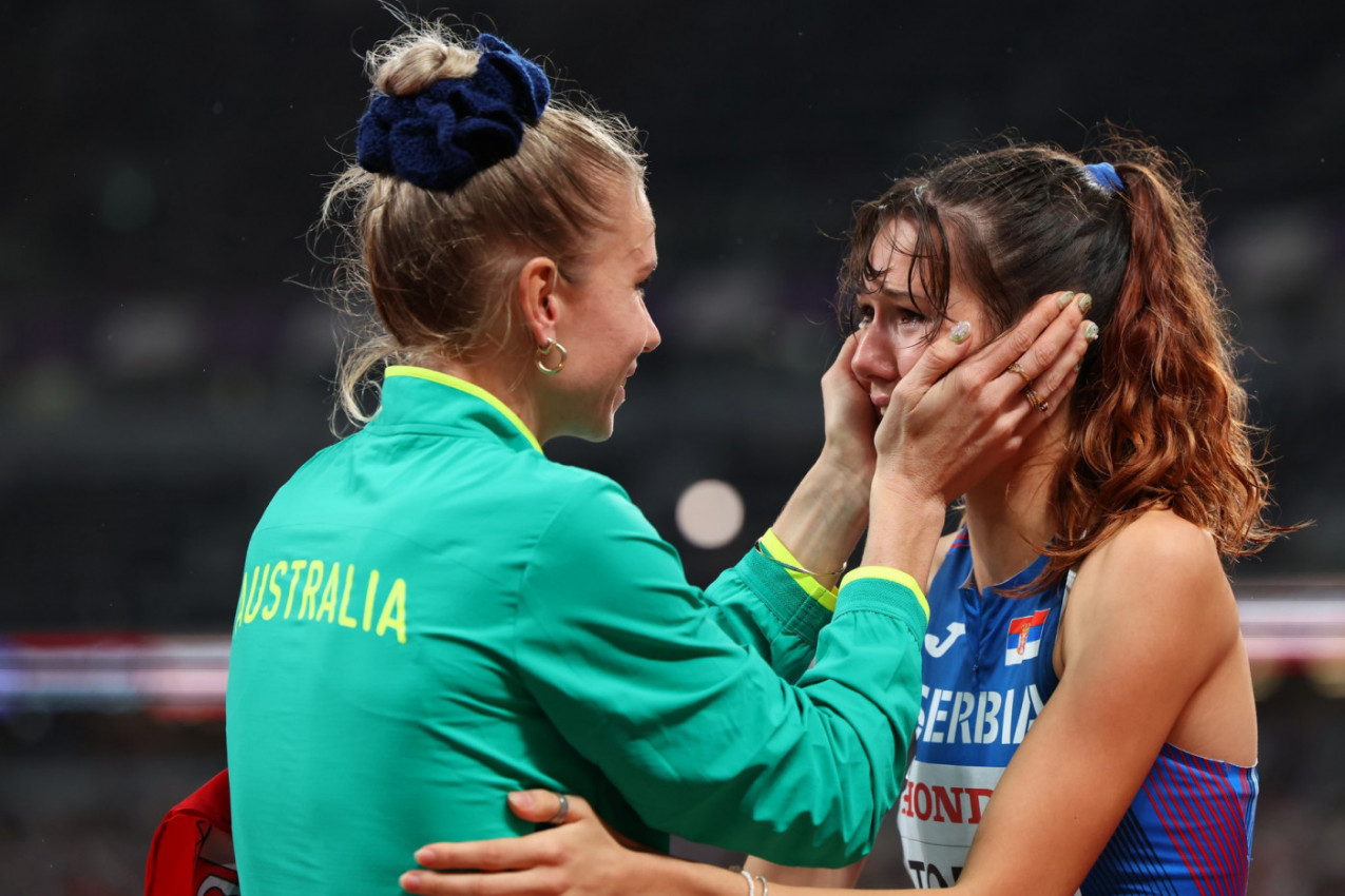 OVAJ TRENUTAK ĆU ZAUVEK ČUVATI! Oglasila se devojka koja je oduševila Srbiju, ODMAH STIGAO ODGOVOR ANGELINE TOPIĆ! (FOTO)