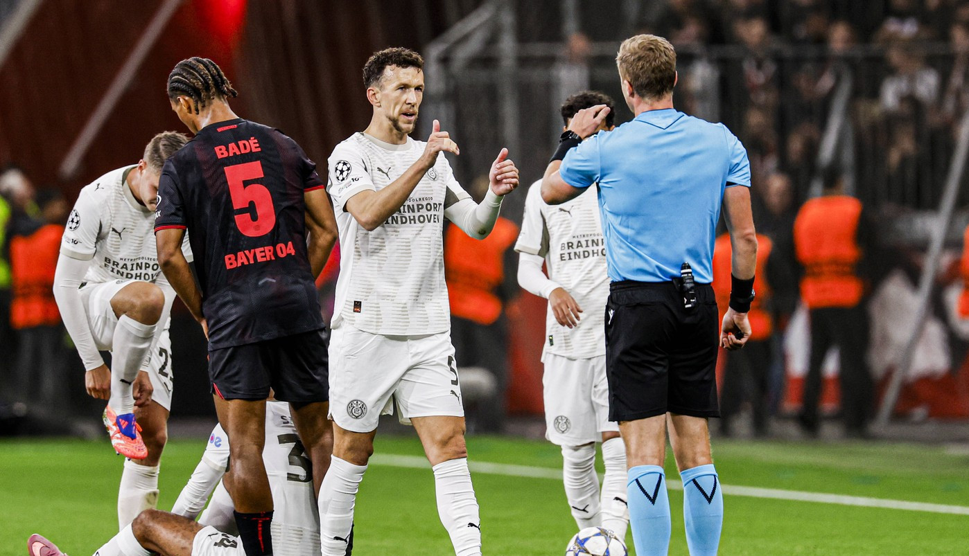 NEVEROVATNE SCENE U HOLANDIJI: Derbi kasnio zbog papirića, redari ušli u teren sa usisivačima! (VIDEO) NEVEROVATNE SCENE U HOLANDIJI: Derbi kasnio zbog papirića, redari ušli u teren sa usisivačima! (VIDEO)