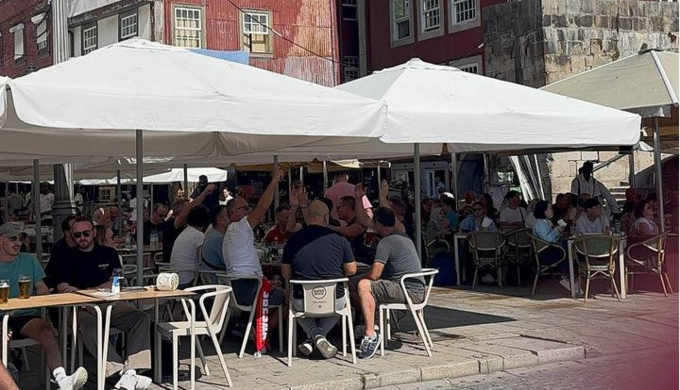 PESMA DELIJA ODZVANJA PORTOM: Tu je i pevač da udara ritam (FOTO, VIDEO)