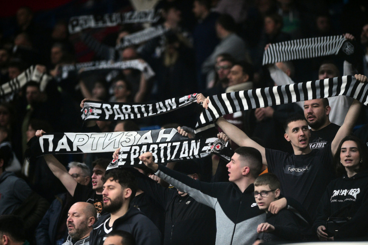 PARTIZAN IZGUBIO, ALI ON JE ODUŠEVIO GROBARE: Čim su ga videli - usledila je divna scena! (VIDEO) PARTIZAN IZGUBIO, ALI ON JE ODUŠEVIO GROBARE: Čim su ga videli - usledila je divna scena! (VIDEO)