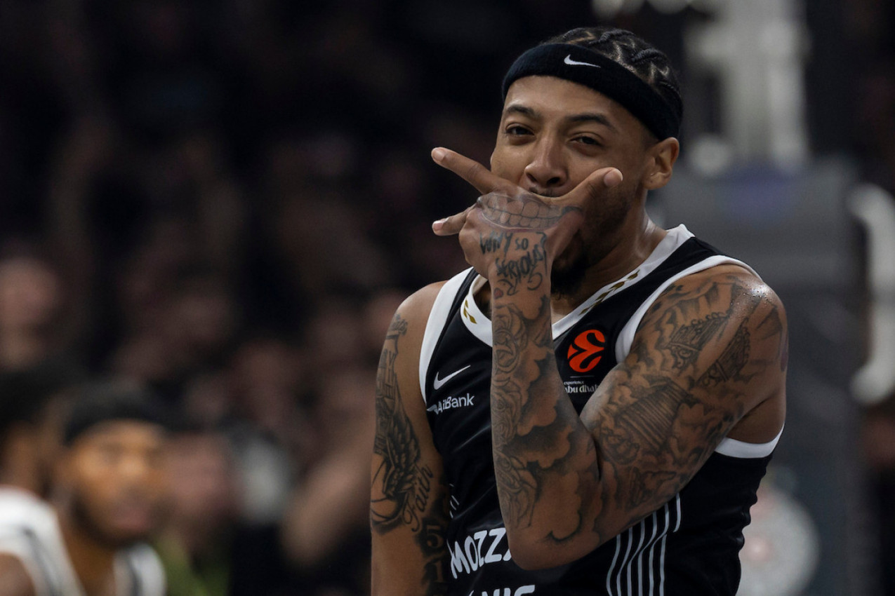 OGLASIO SE KARLIK DŽONS PRVI PUT OD PAKLENE POVREDE: Njegova poruka grobarima ganuće i one s najtvrđim srcem! (FOTO) OGLASIO SE KARLIK DŽONS PRVI PUT OD PAKLENE POVREDE: Njegova poruka grobarima ganuće i one s najtvrđim srcem! (FOTO)