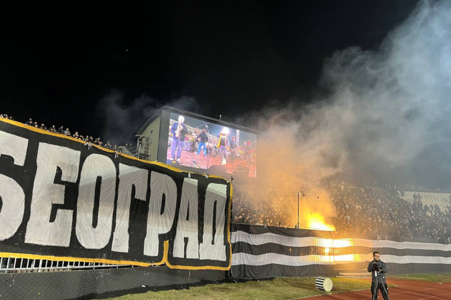 KAKO BEZ BAKLJI: Član grupe "Blicaj"  na SPEKTAKULARAN NAČIN OTVORIO ROĐENDANSKI KONCERT PARTIZANA! (VIDEO)