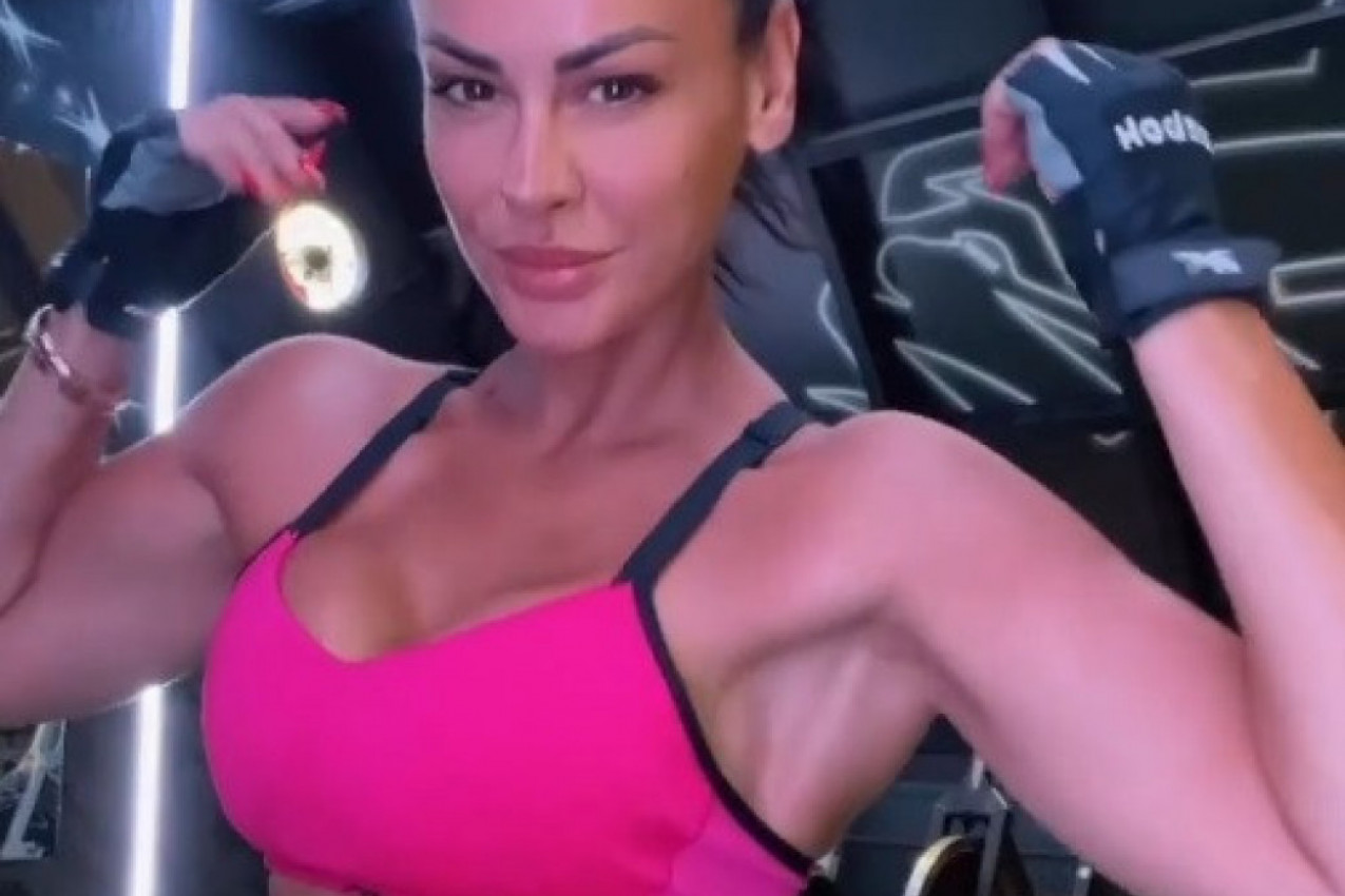 DOLAZIM SA ZASTAVOM OVK U LESKOVAC: Skandalozna provokacija Albanke