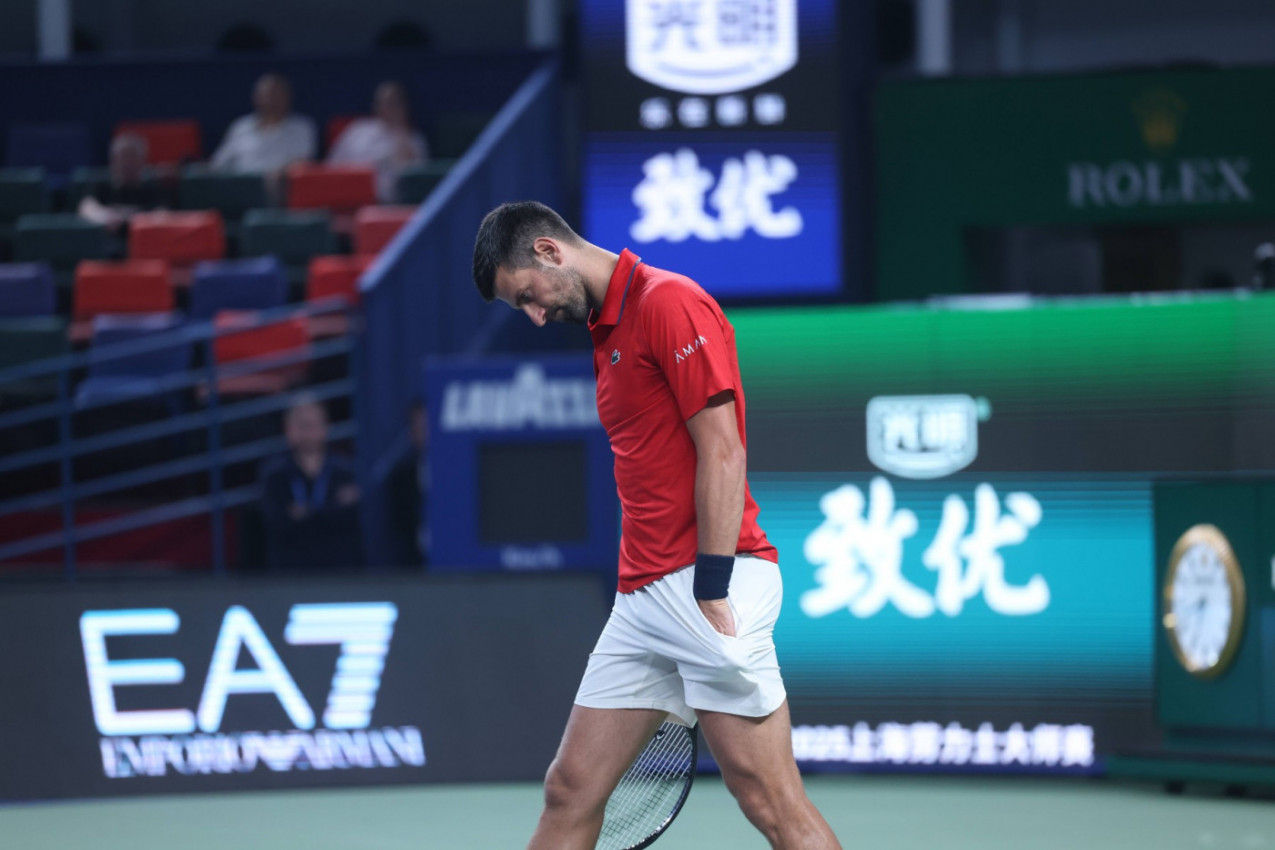 NIJE MOGAO DA SE SUZDRŽI! Novak pobesneo na svoj boks!