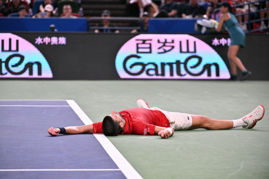 NOVAK SE SRUŠIO POSLE IZGUBLJENOG SETA! Pomoć odmah uletela na teren! (VIDEO)