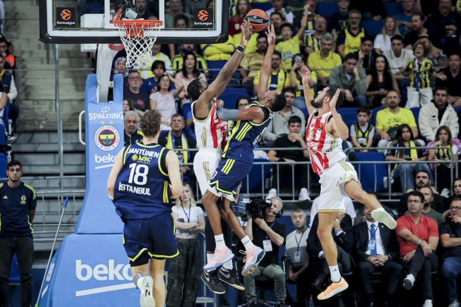 POČETAK DRUGOG POLUVREMENA: Dugo Crvena zvezda Meridianbet nije izgledala ovako, Fenerbahče otvorio igru trojkom!