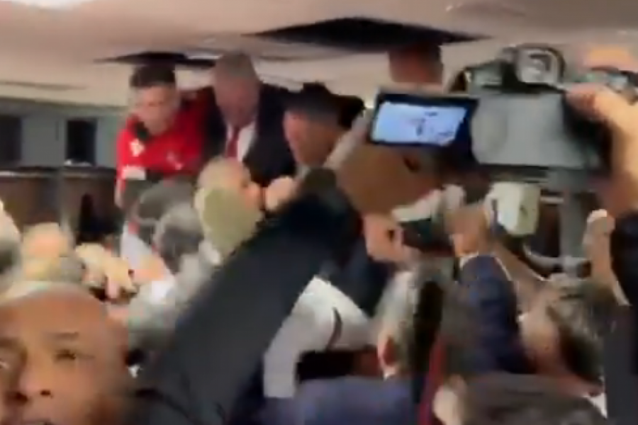 Selektor Albanije pokušao da održi govor igračima, ali nije uspeo! Momentalno su ga prekinuli i nastao je HAOS! (VIDEO)