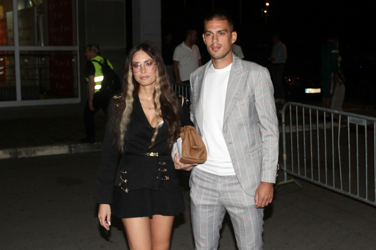 VUJADIN SAVIĆ "PREKREČIO" TETOVAŽU DELIJA: Evo šta sada piše umesto naziva navijačke grupe (FOTO) VUJADIN SAVIĆ "PREKREČIO" TETOVAŽU DELIJA: Evo šta sada piše umesto naziva navijačke grupe (FOTO)