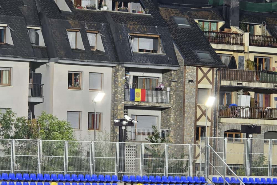 NEVEROVATNE SCENE U ANDORI: Evo šta smo primetili na terasama pored stadiona (FOTO-GALERIJA)